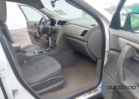 2017 Chevrolet Traverse Ls z USA, uszkodzony, nr VIN 1GNKRFED1HJ345323